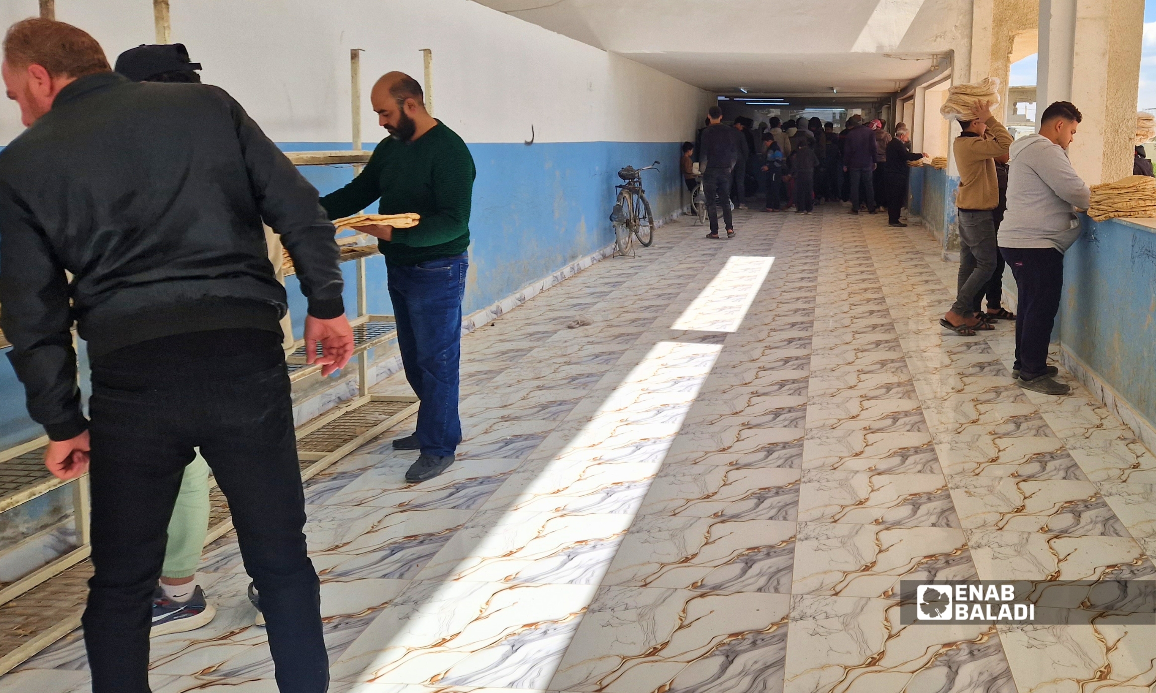 باعة خبز بالقرب فرن في داريا وسط حركة بيع وازدحام في محيطه