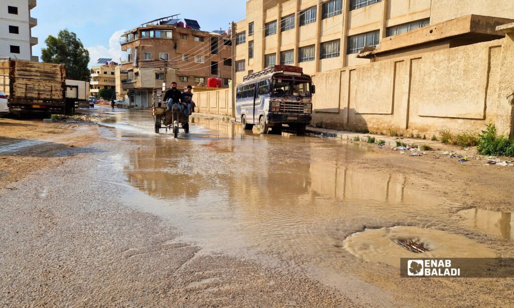 فرق الصيانة تفتح ريغارات مسدودة بعد تجمع مياه الأمطار في داريا