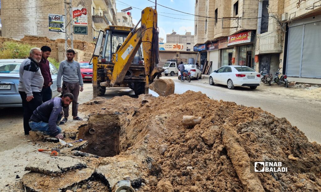 فرق الصيانة تفتح ريغارات مسدودة بعد تجمع مياه الأمطار في داريا
