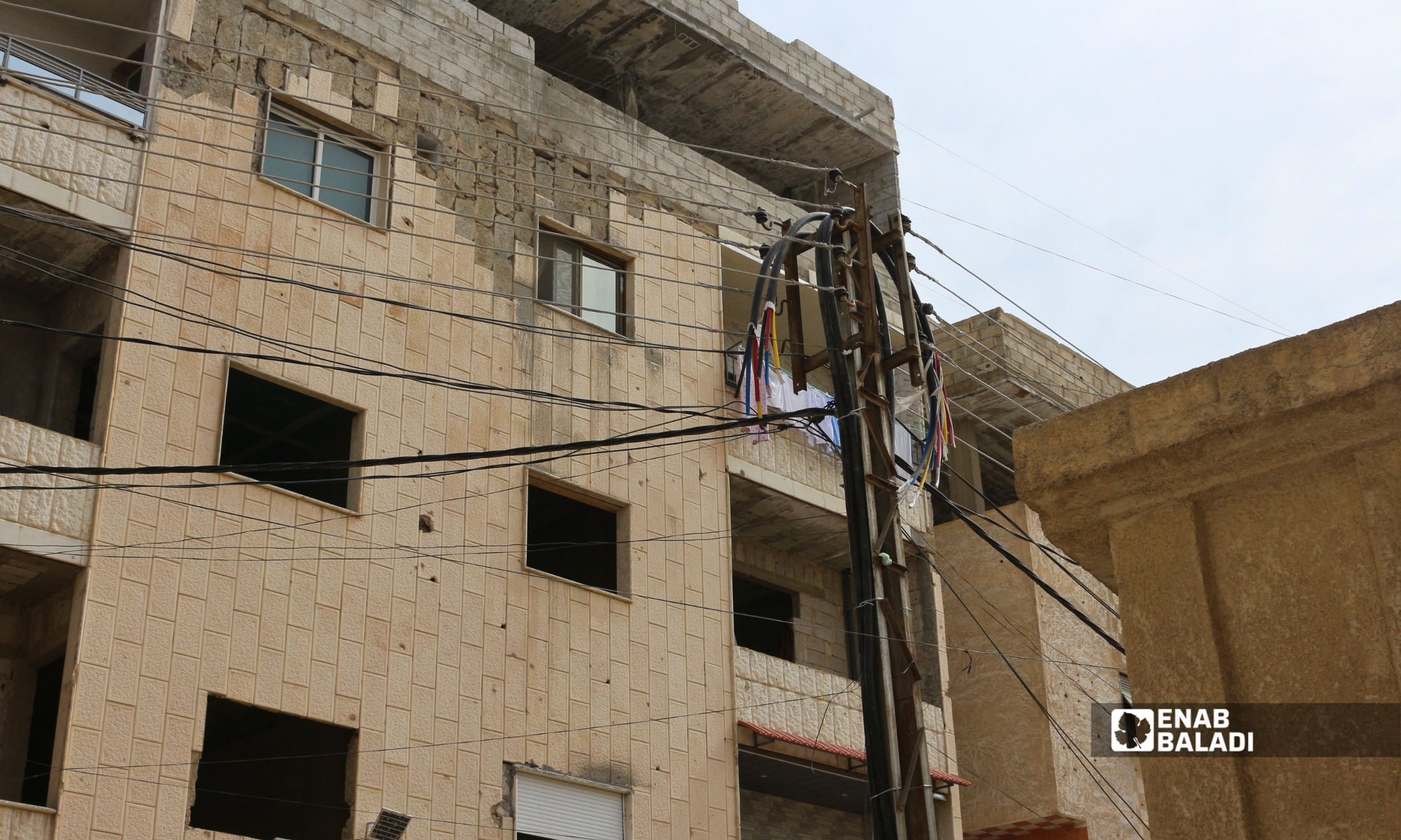 تحسن جزئي في كهرباء داريا.. أحياء تستعيد التيار وأخرى ما تزال خارج الخدمة 13 أعمال كهرباء في حي الشاميات في داريا - 14 نيسان 2026 (عنب بلدي - نداء كناكرية)