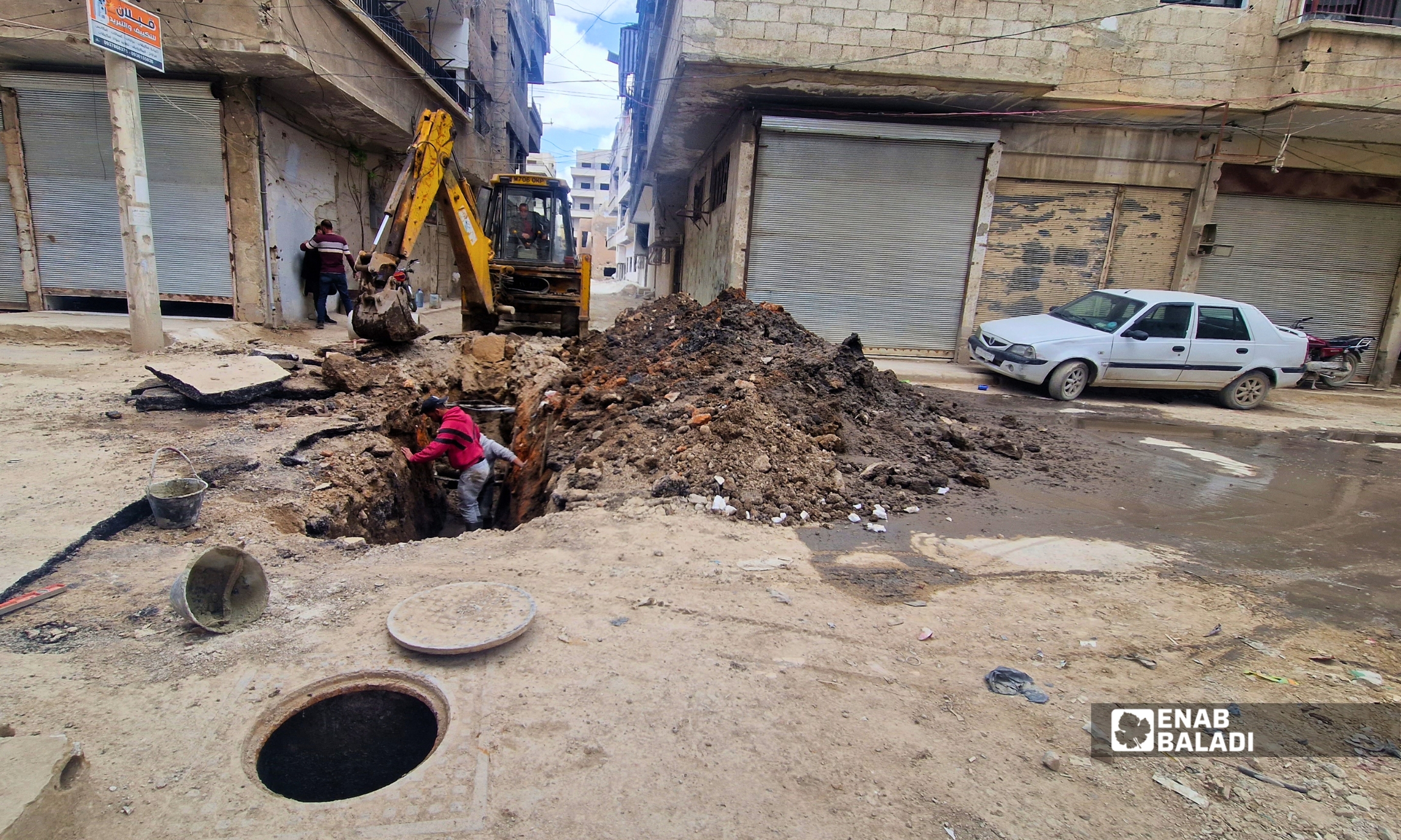 أعمال تمديد خط صرف صحي جديد في حارة الحمام بمدينة داريا