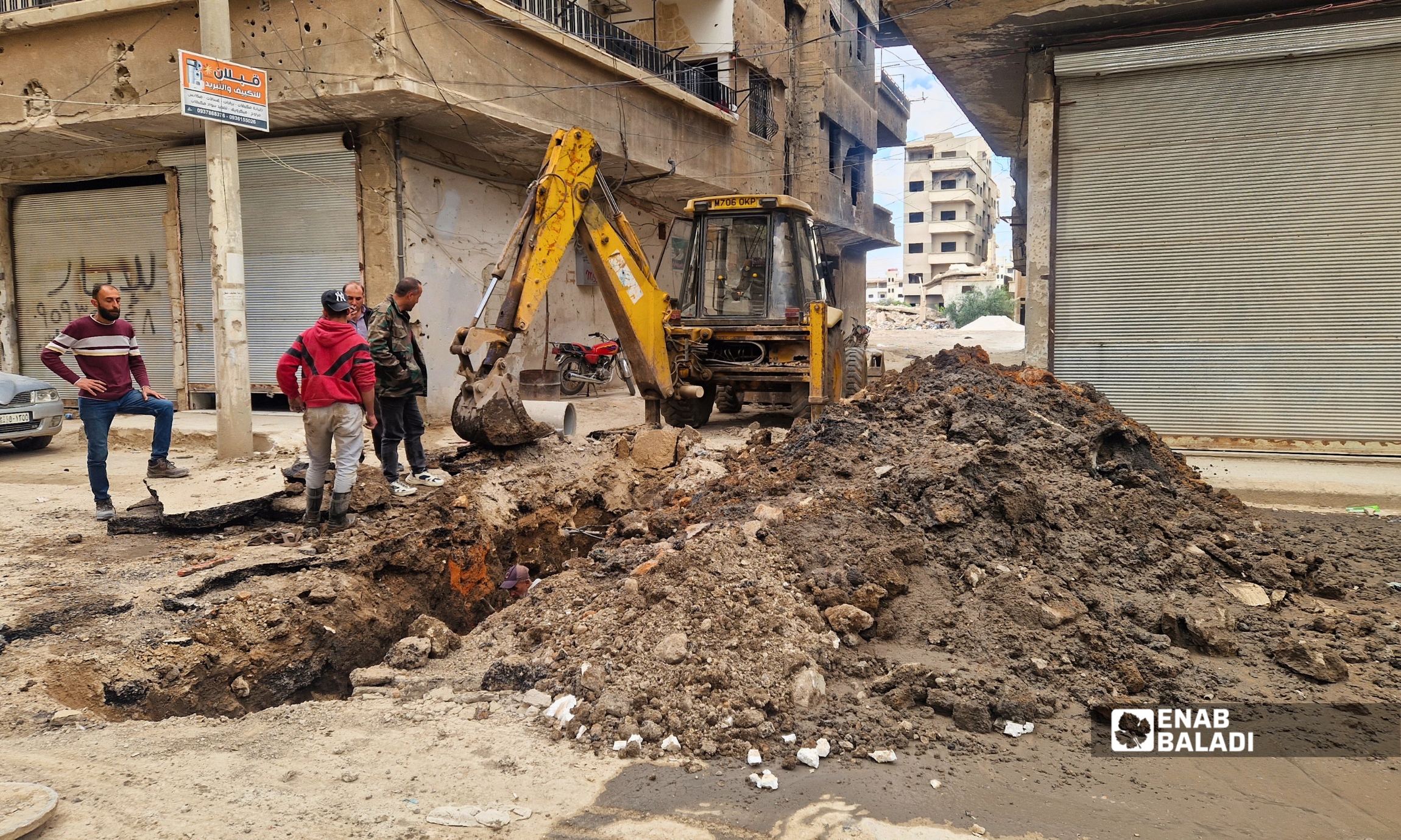 أعمال تمديد خط صرف صحي جديد في حارة الحمام بمدينة داريا 