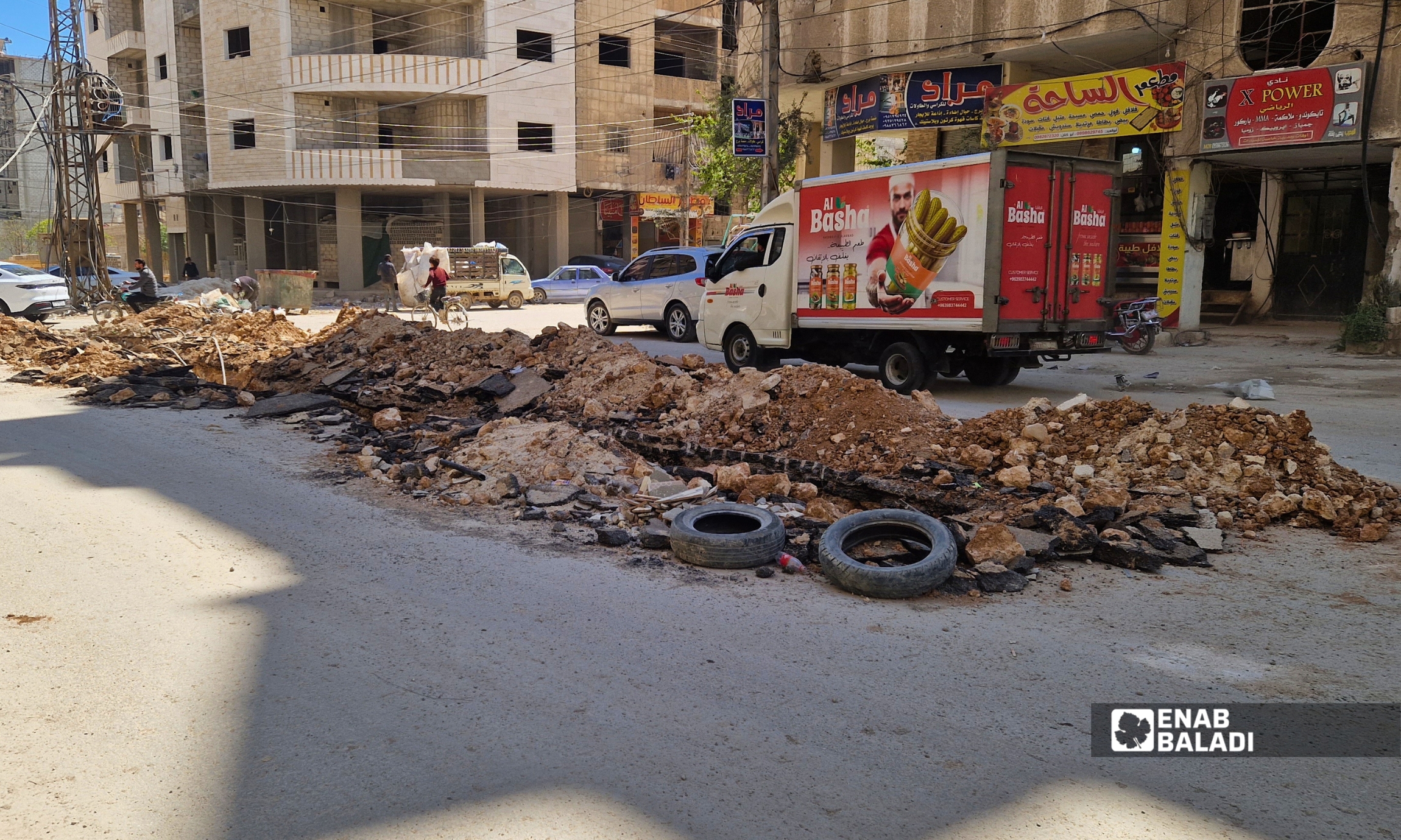 حفرة مفتوحة وردميات وسط الطريق في ساحة شريدي بمدينة داريا 