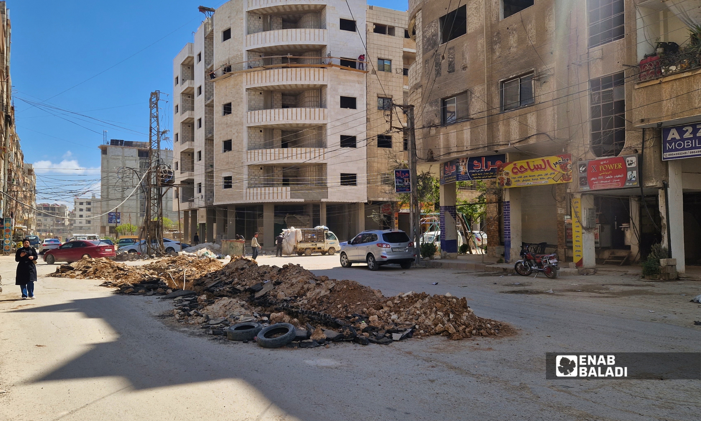 حفرة مفتوحة وردميات وسط الطريق في ساحة شريدي بمدينة داريا 