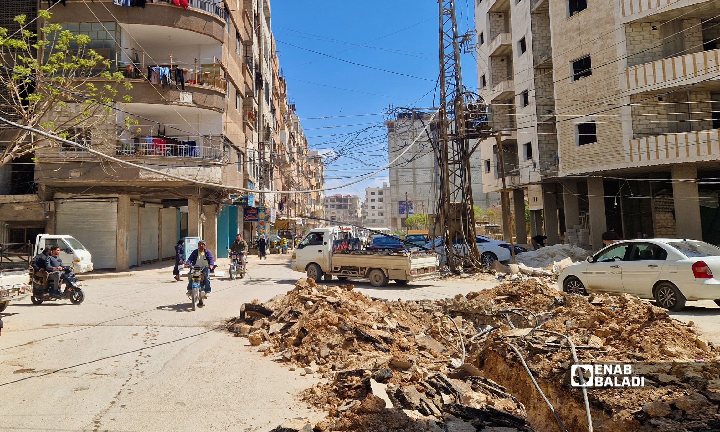 حفرة مفتوحة وردميات وسط الطريق في ساحة شريدي بمدينة داريا 