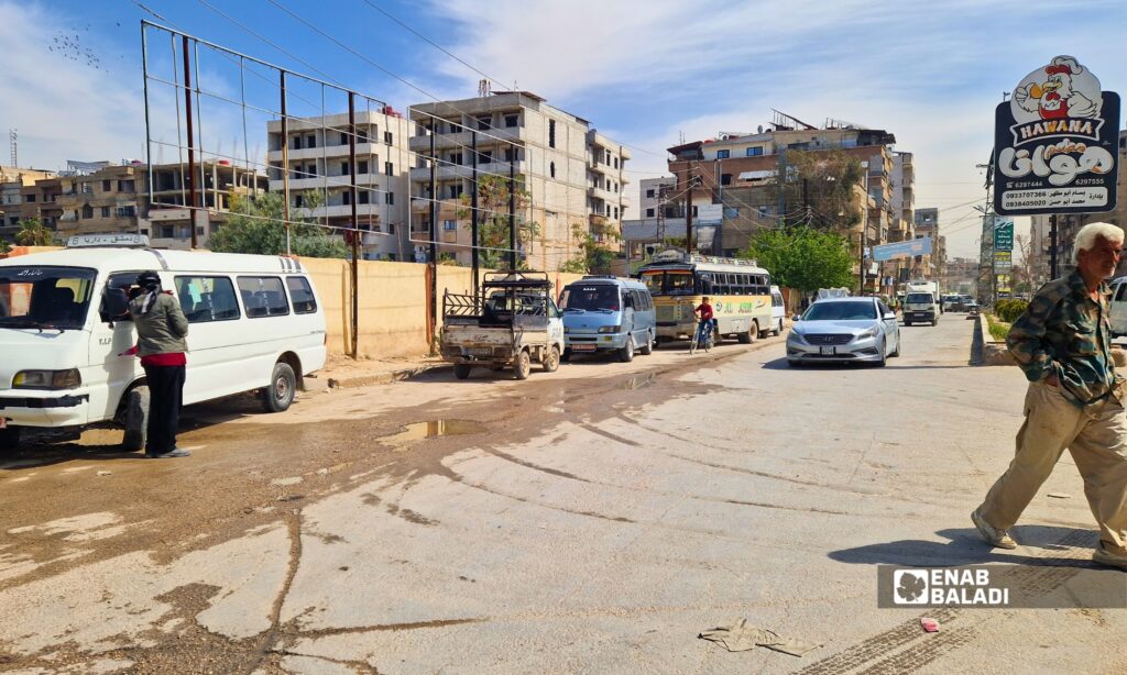سرافيس تقف بالقرب من ساحة الترب في داريا