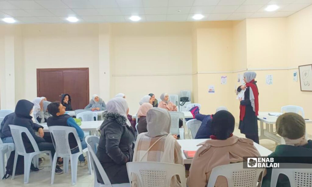 طلاب يتابعون إحدى جلسات دورات التقوية المجانية لطلاب التاسع والبكالوريا في المركز الثقافي بمدينة داريا