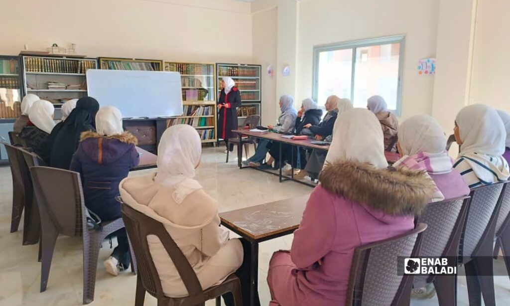 طلاب يتابعون إحدى جلسات دورات التقوية المجانية لطلاب التاسع والبكالوريا في المركز الثقافي بمدينة داريا