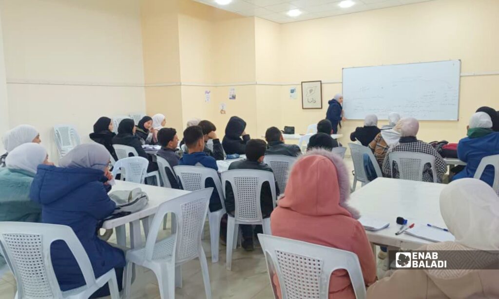 طلاب يتابعون إحدى جلسات دورات التقوية المجانية لطلاب التاسع والبكالوريا في المركز الثقافي بمدينة داريا