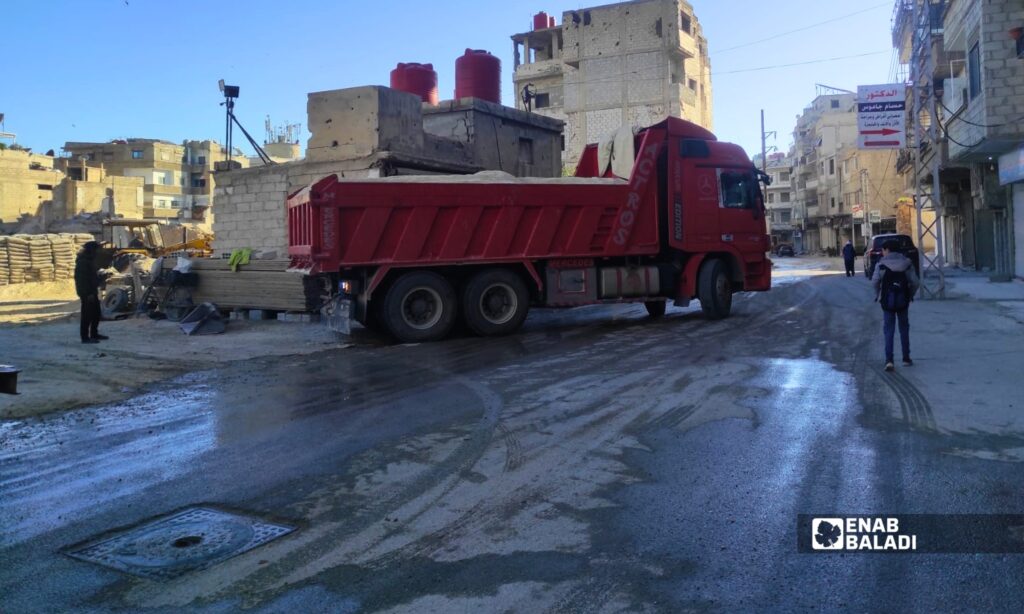 شاحنة نقل ثقيل تعبر أحد شوارع داريا الداخلية وسط حركة مرور في المدينة