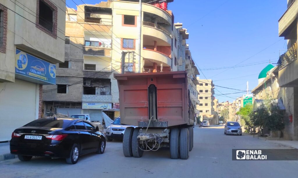 شاحنة نقل ثقيل تعبر أحد شوارع داريا الداخلية وسط حركة مرور في المدينة