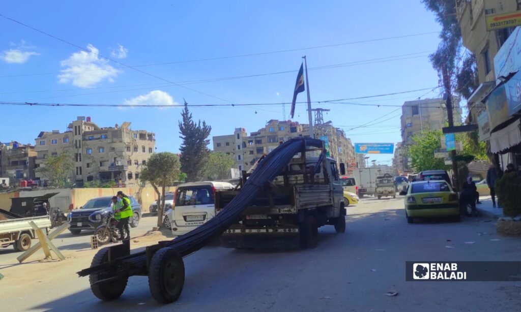 شاحنة نقل ثقيل تعبر أحد شوارع داريا الداخلية وسط حركة مرور في المدينة