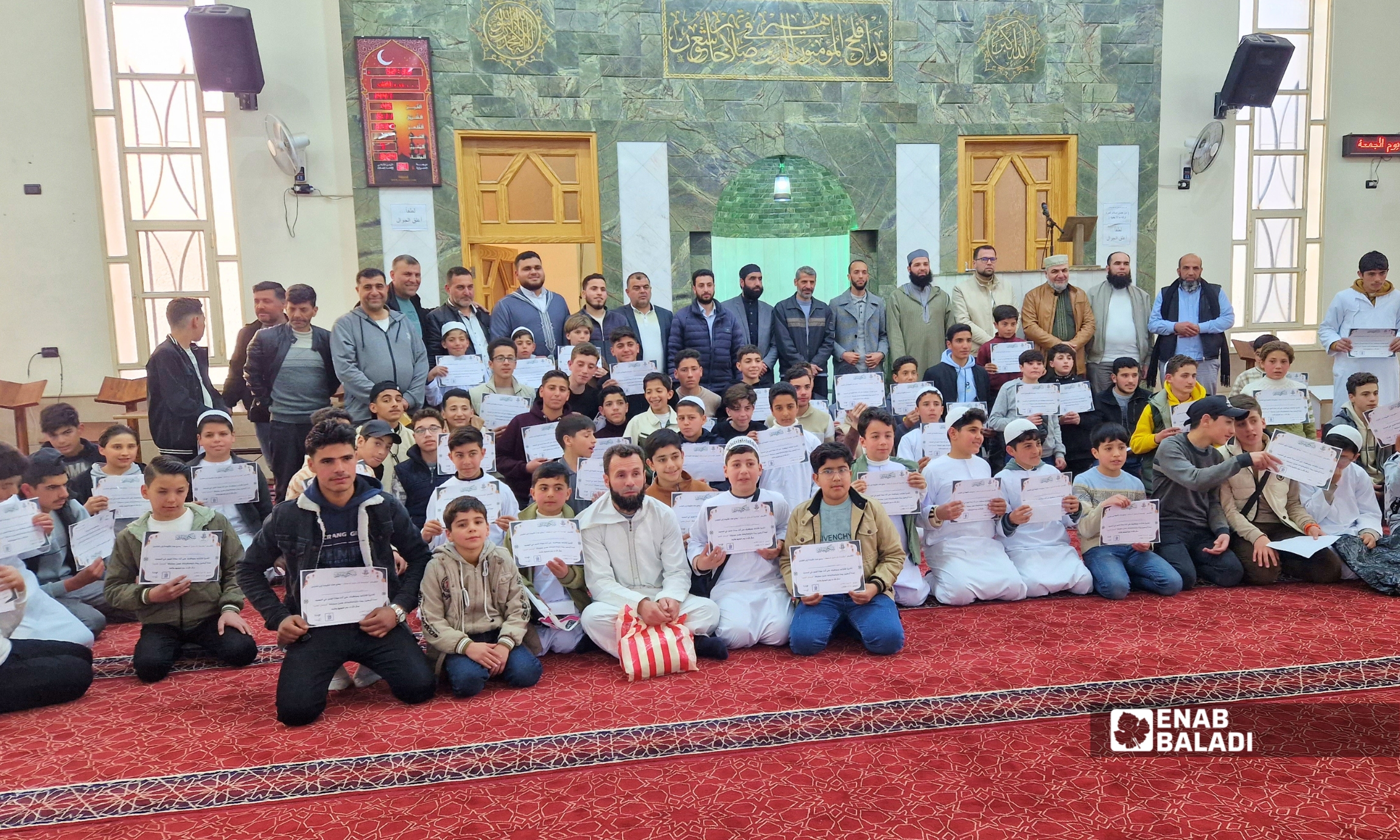 طلاب وأهالٍ وأئمة مساجد خلال حفل تكريم المشاركين في مبادرة “فرسان الفجر” بجامع الرضا في داريا