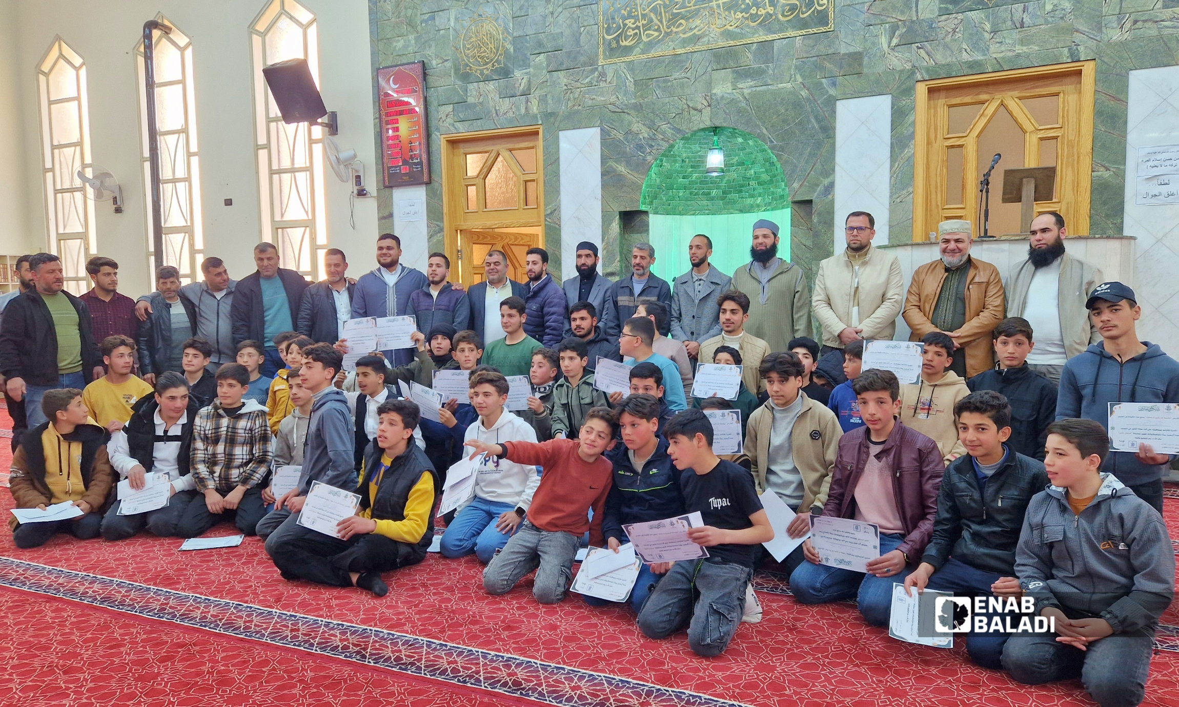 طلاب وأهالٍ وأئمة مساجد خلال حفل تكريم المشاركين في مبادرة “فرسان الفجر” بجامع الرضا في داريا