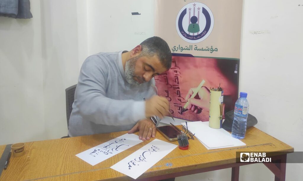 طلاب وزوار يتصفحون كتبًا ضمن معرض الكتاب في المركز الثقافي بمدينة داري