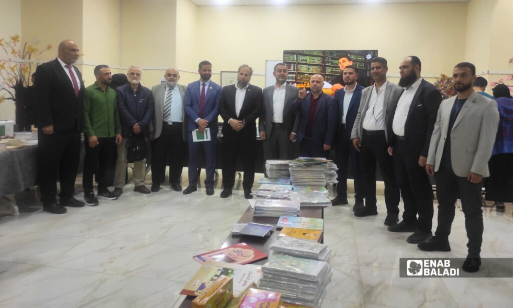 طلاب وزوار يتصفحون كتبًا ضمن معرض الكتاب في المركز الثقافي بمدينة داري