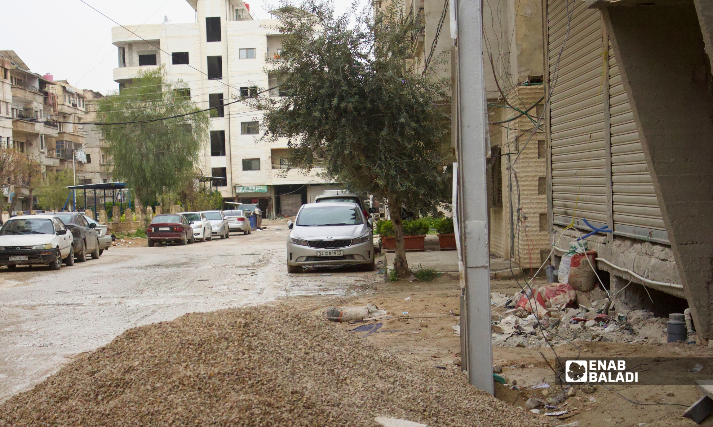 ورشات بناء ومخلفات أمام محال سكنية وتجارية في داريا