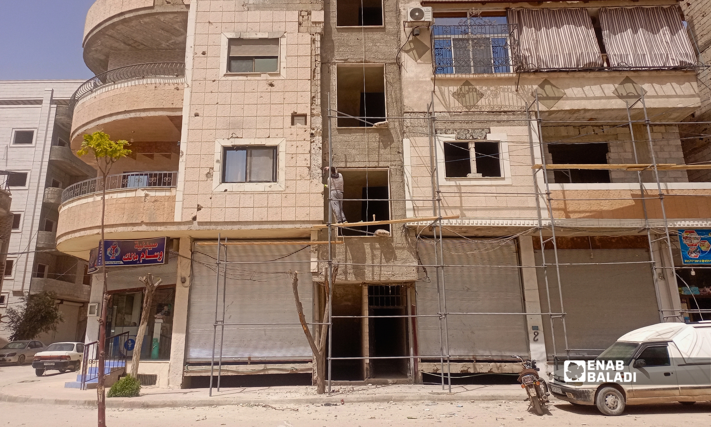 ورشات بناء ومخلفات أمام محال سكنية وتجارية في داريا