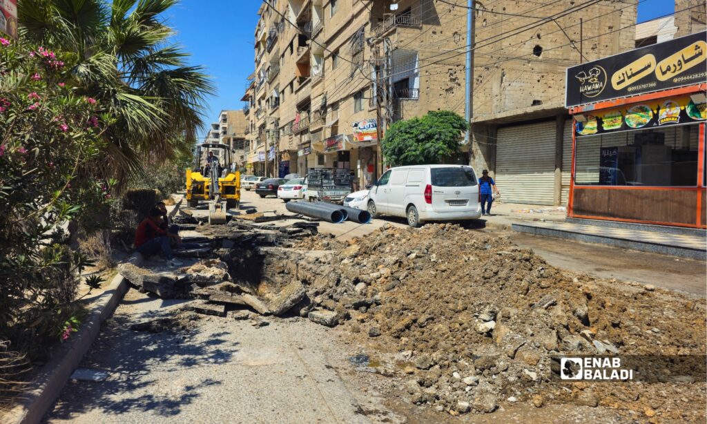 ورشات بلدية داريا تنفذ أعمال استبدال خطوط الصرف الصحي قرب مفرق الترب