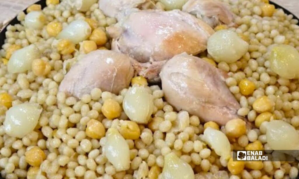 المغربية المفتولة بكراتها الصغيرة تطهى على البخار وتقدم مع مرقة الدجاج