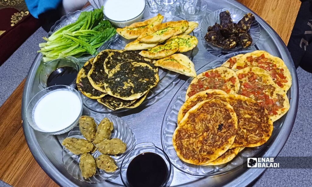 فطاير مع عصاصير السمنة والزيتون الأسود 
