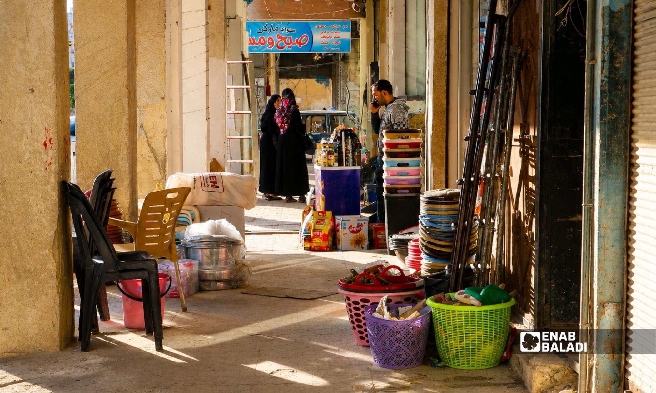سكان في داريا يضطرون إلى المشي في الشوارع بسبب غياب أرصفة مهيأة للمشاة - 6 نيسان 2026 (عنب بلدي)