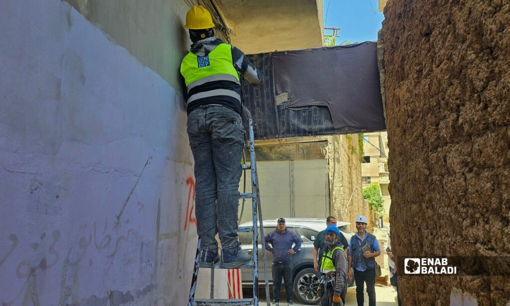 فريق يعمل ضمن مشروع UNDP أثناء تنفيذ أعمال تمديد وتأهيل الشبكة الكهربائية 