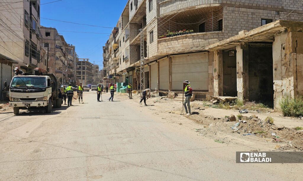 فريق يعمل ضمن مشروع UNDP أثناء تنفيذ أعمال تمديد وتأهيل الشبكة الكهربائية 