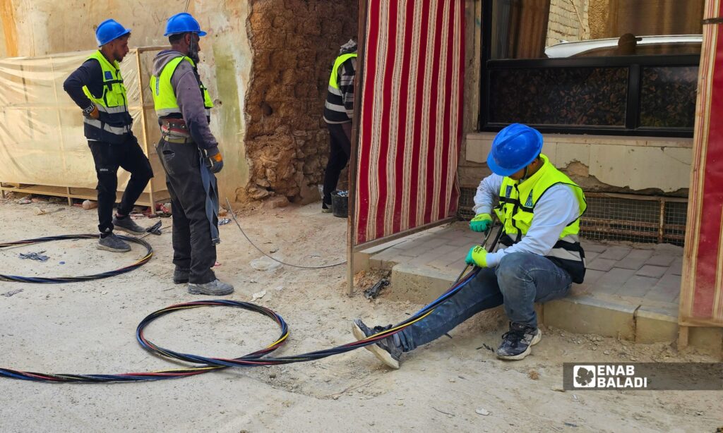فريق يعمل ضمن مشروع UNDP أثناء تنفيذ أعمال تمديد وتأهيل الشبكة الكهربائية 