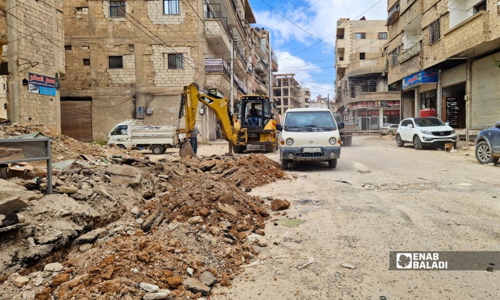 أعمال حفر لتمديد خطوط الاتصالات في أحد شوارع داريا