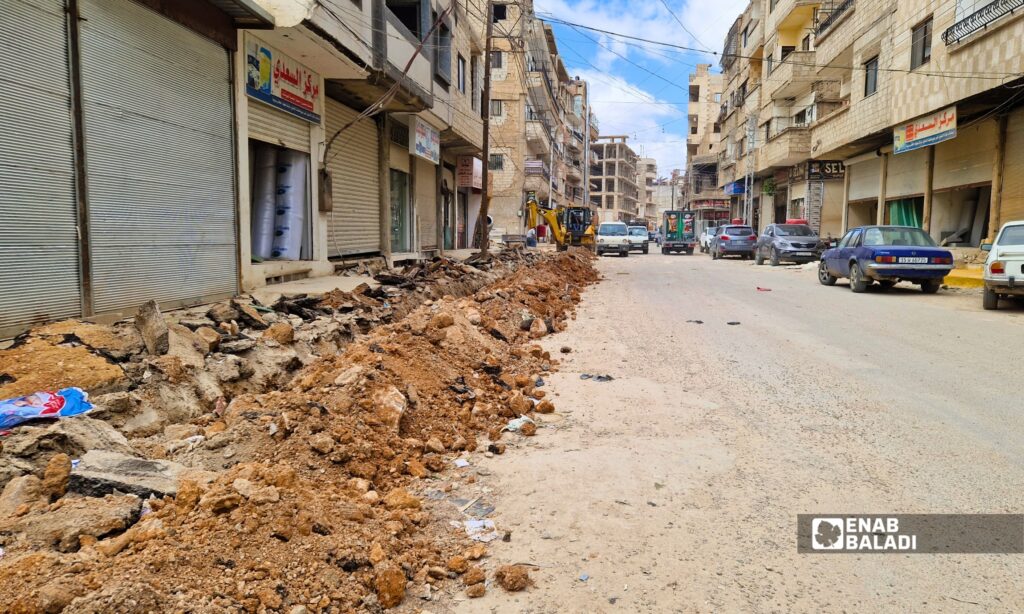 أعمال حفر لتمديد خطوط الاتصالات في أحد شوارع داريا
