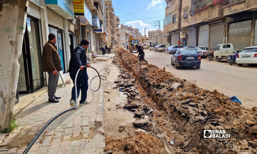 أعمال حفر لتمديد خطوط الاتصالات في أحد شوارع داريا