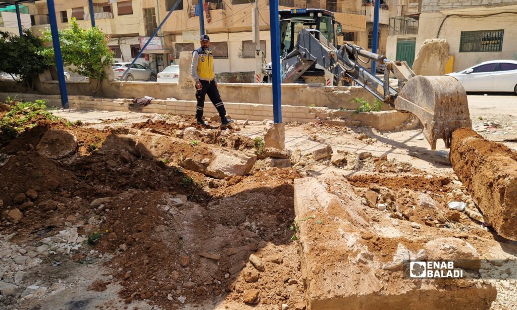 أعمال إزالة أنقاض داخل حديقة المهندسين في داريا تمهيدًا لتأهيلها
