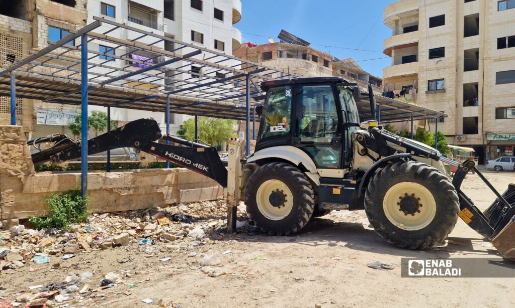 أعمال إزالة أنقاض داخل حديقة المهندسين في داريا تمهيدًا لتأهيلها