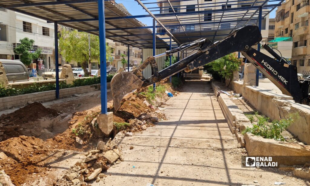 أعمال إزالة أنقاض داخل حديقة المهندسين في داريا تمهيدًا لتأهيلها