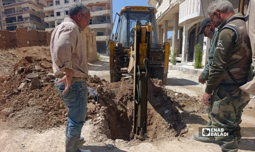 أعمال تمديد خط صرف صحي في منطقة “المراح” بمدينة داريا
