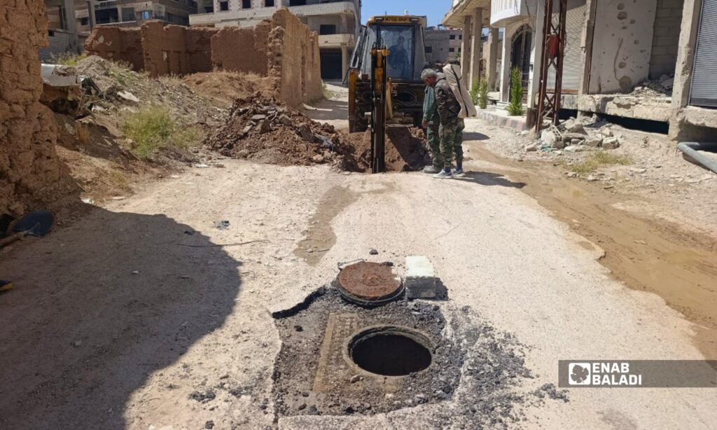 أعمال تمديد خط صرف صحي في منطقة “المراح” بمدينة داريا