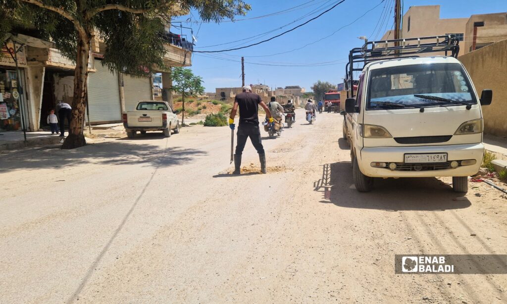 أعمال تسليك شبكة الصرف الصحي باستخدام آلية الضغط العالي في محيط مدرسة الدباس بداريا