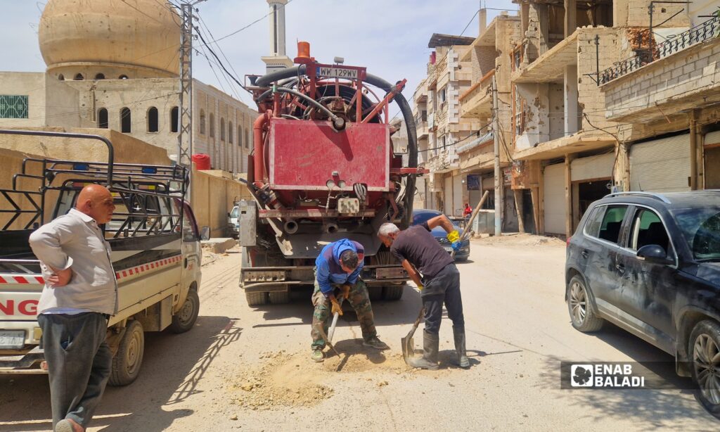 أعمال تسليك شبكة الصرف الصحي باستخدام آلية الضغط العالي في محيط مدرسة الدباس بداريا