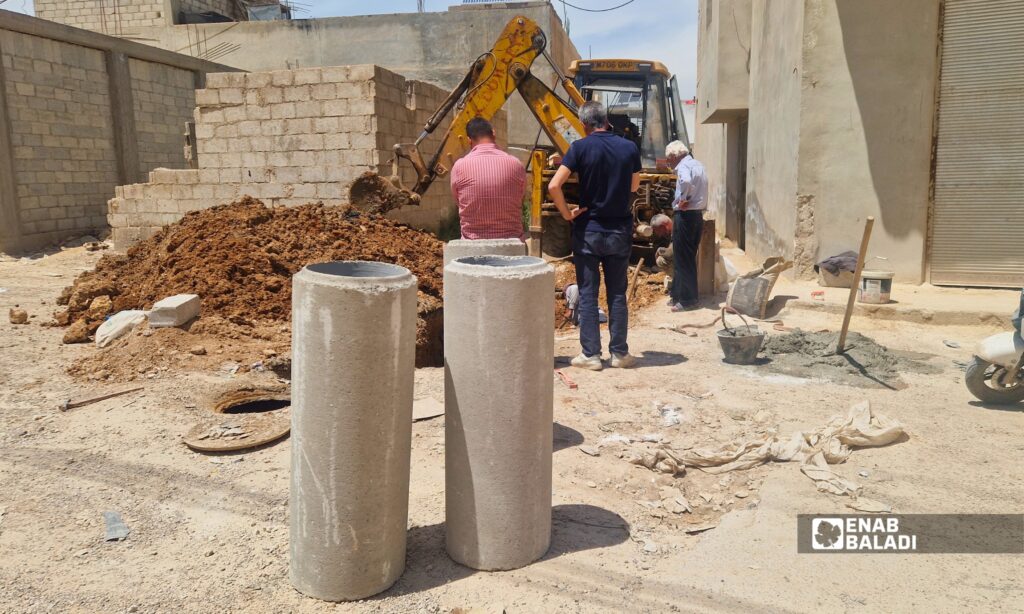 أعمال حفر وصيانة شبكة الصرف الصحي في حي الفارس بداريا
