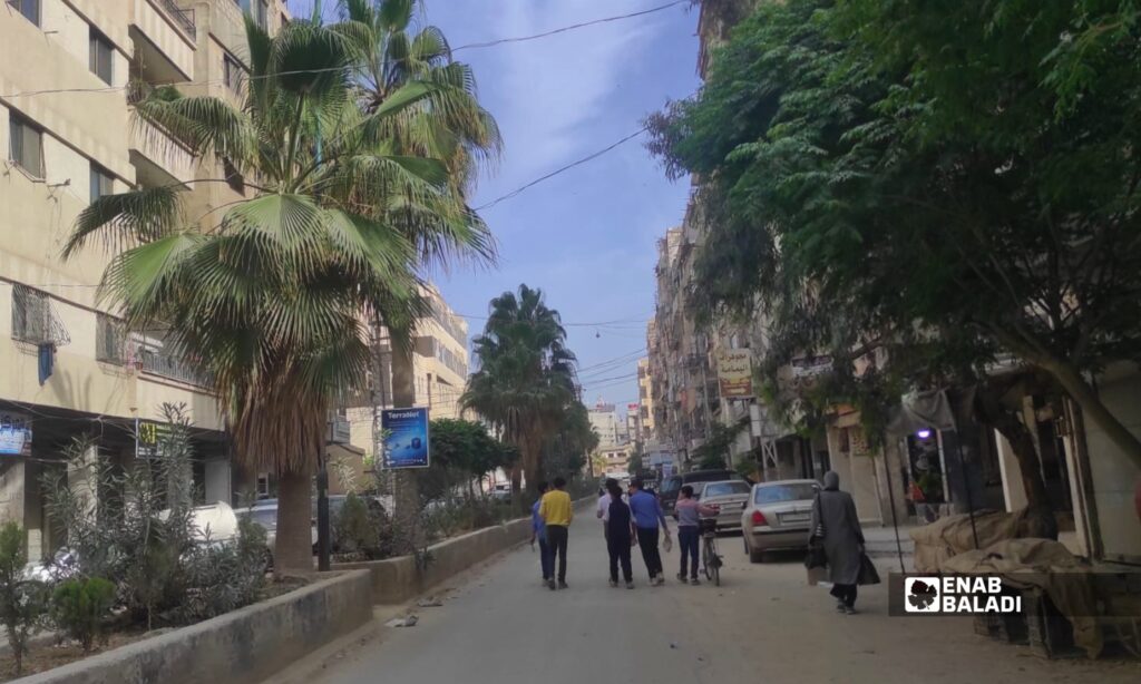 طلاب خلال تقديم امتحانات الفصل الثاني في إحدى مدارس مدينة داريا
