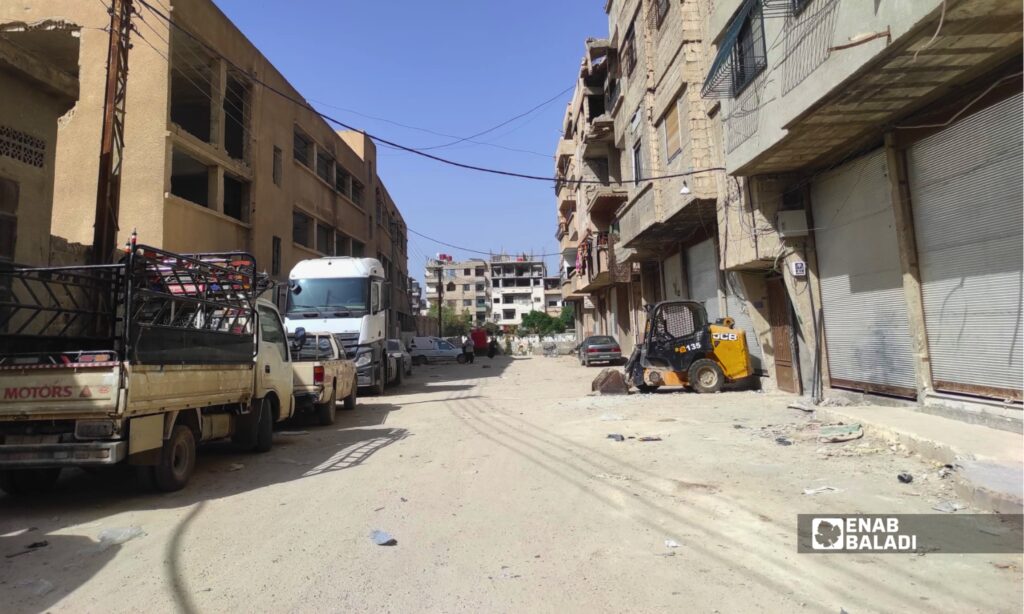 انتشار الغبار والردميات في أحد شوارع مدينة داريا