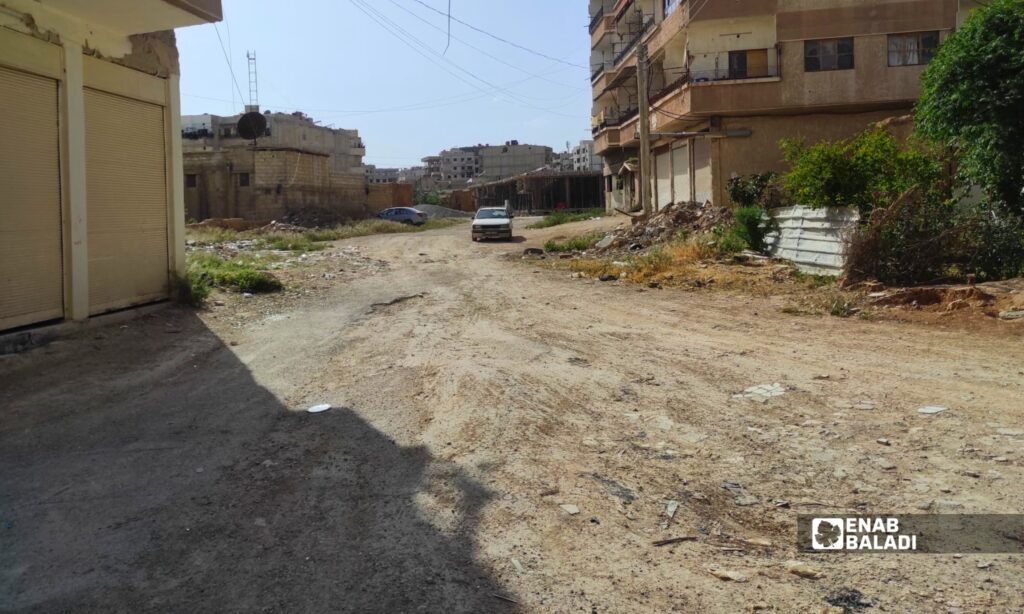انتشار الغبار والردميات في أحد شوارع مدينة داريا