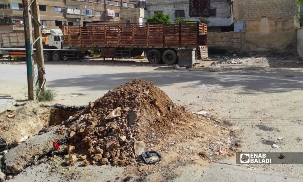 انتشار الغبار والردميات في أحد شوارع مدينة داريا