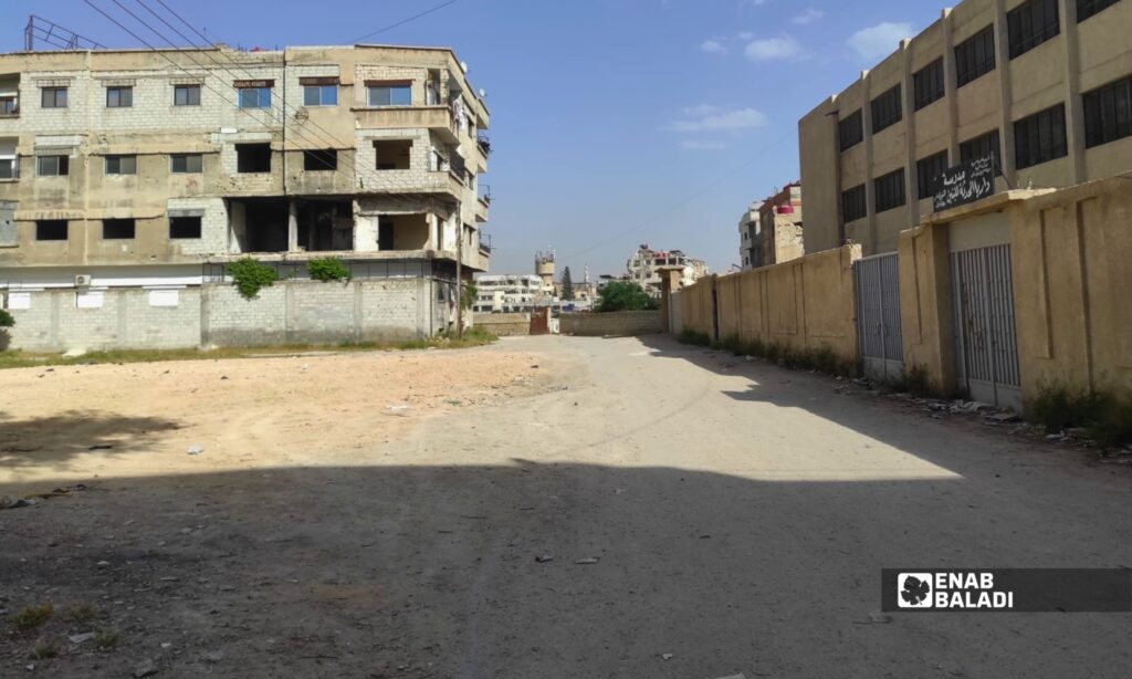 انتشار الغبار والردميات في أحد شوارع مدينة داريا