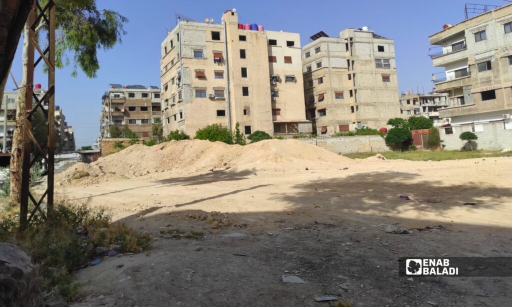 انتشار الغبار والردميات في أحد شوارع مدينة داريا