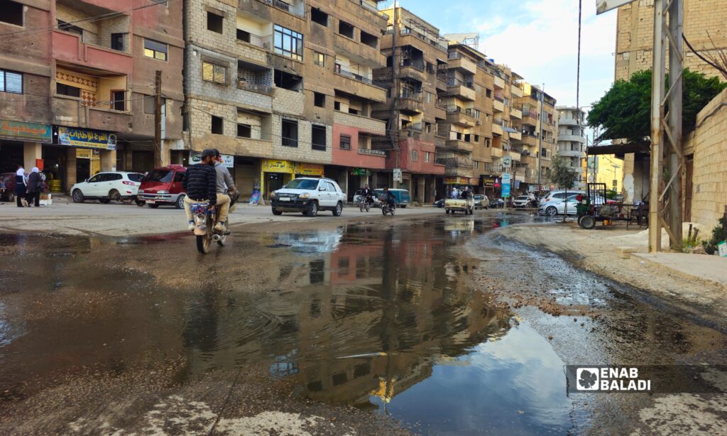 طفح الصرف الصحي يغمر شوارع ومنازل في داريا بعد فتح انسداد قرب “الجمعيات” 21 فتح إحدى فتحات الصرف الصحي في داريا بعد طفح المياه الآسنة في شوارع المدينة