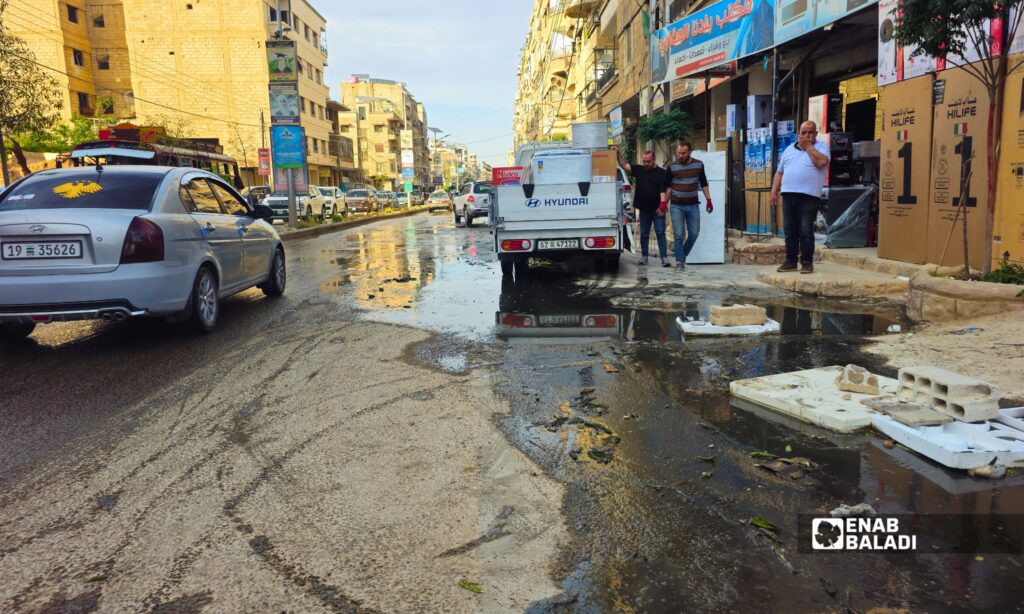 فتح إحدى فتحات الصرف الصحي في داريا بعد طفح المياه الآسنة في شوارع المدينة