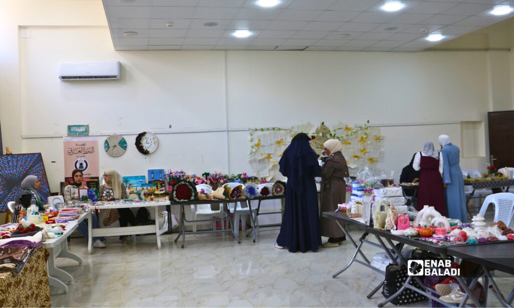 نساء يعرضن منتجاتهن اليدوية خلال “بازار نساء الشهداء” في المركز الثقافي بمدينة داريا