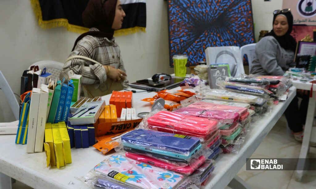 نساء يعرضن منتجاتهن اليدوية خلال “بازار أنامل الخير” في المركز الثقافي بمدينة داريا